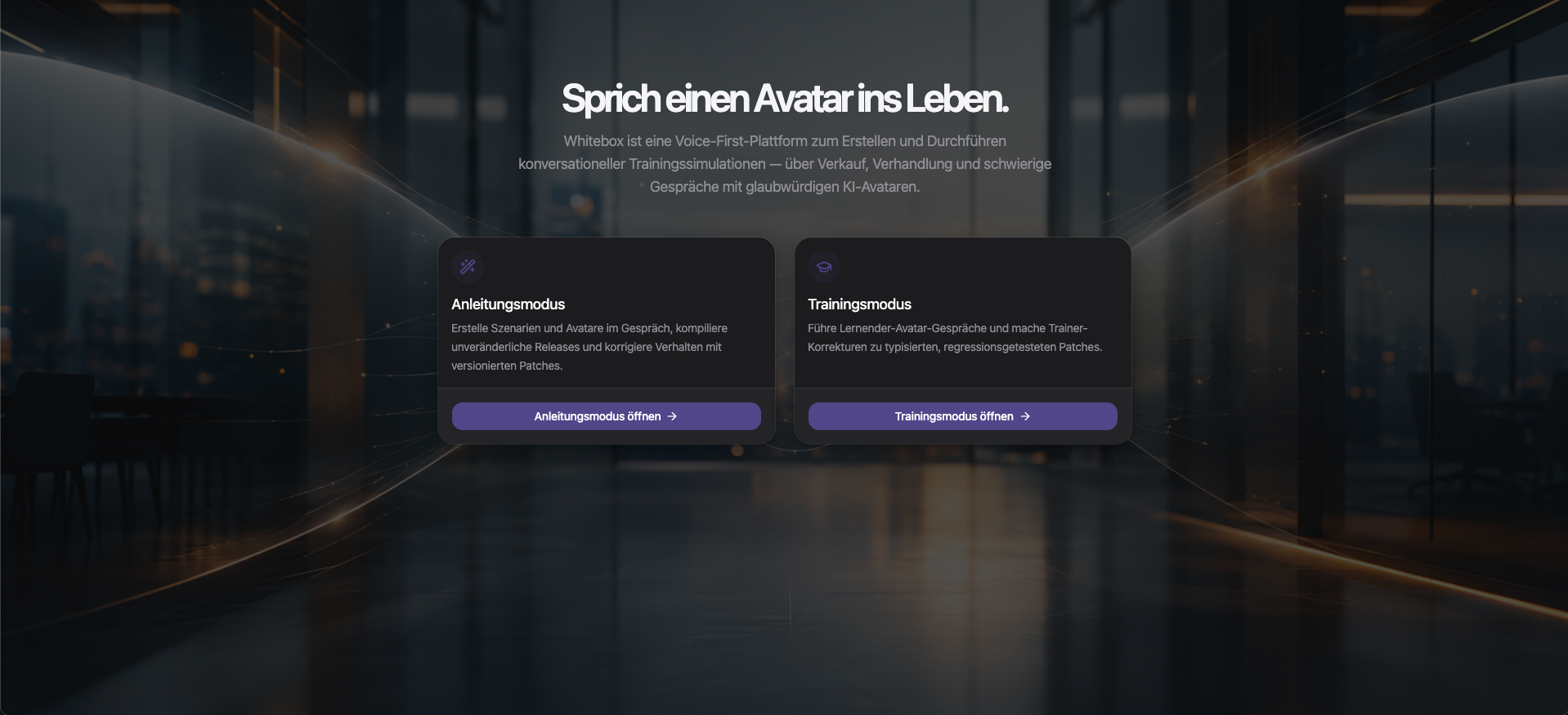 Dunkle Website-Oberfläche mit der Überschrift Sprich einen Avatar ins Leben, zwei Karten für Anleitungsmodus und Trainingsmodus sowie violetten Schaltflächen vor futuristischem Bürohintergrund.